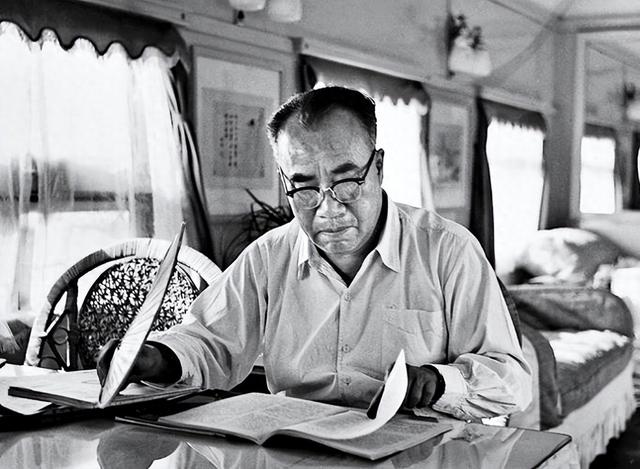 十大元帅之首朱德,授衔编号却是004,毛泽东把001给了谁