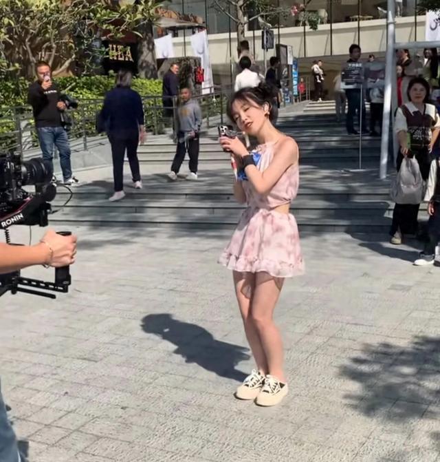 “最火主播”冯提莫现身成都,穿开叉裙秀胸型,网友:审美畸形了