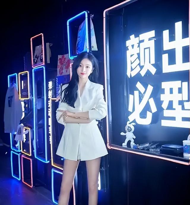 吴宣仪热舞动作引热议！大尺度动作遭男粉吹口哨，吊带黑丝显身材