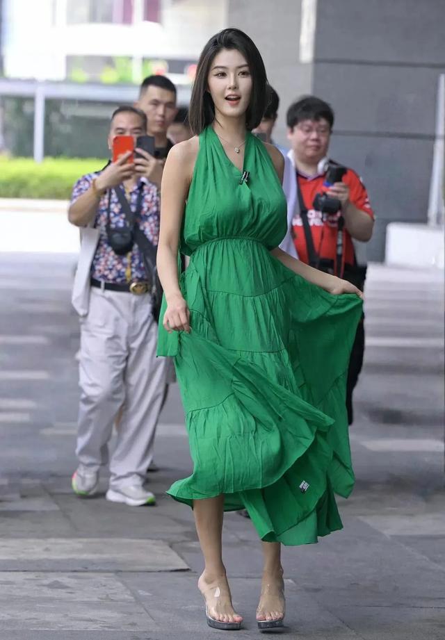 抖音十大网红车模之一程儿,新春换新衣。