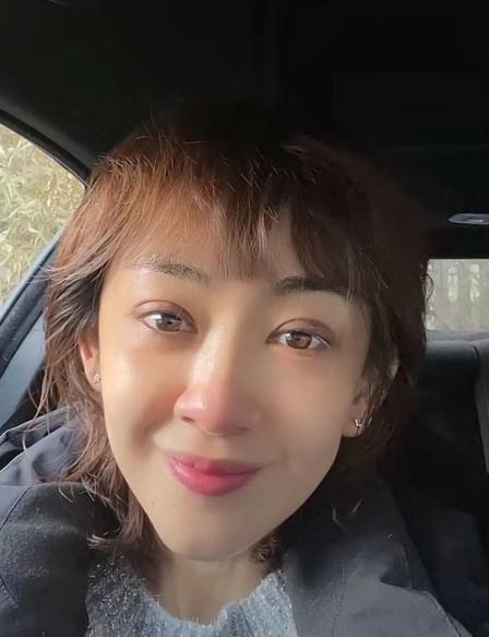 央视主持瑶淼近照大变样！眼皮发紫鼻尖通红，太憔悴消瘦惹人心疼