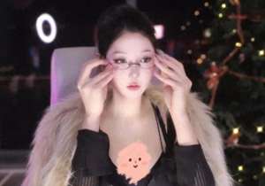 女主播肉色衣播报(月供30万逼疯顶流米娜穿五层裤跳舞仍被封：直播不脱活该饿死？)