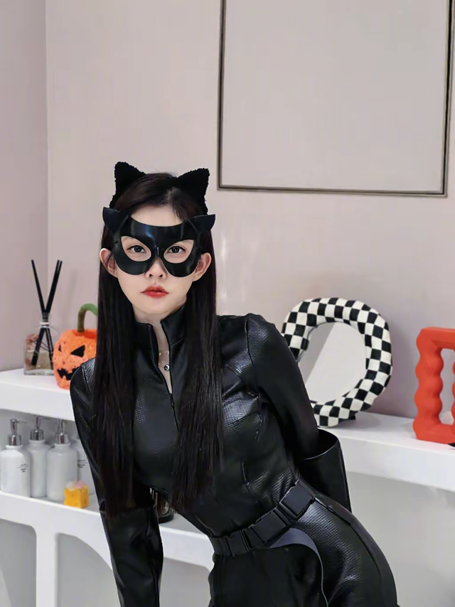 冯提莫COS阿轲暗夜猫娘，身穿皮衣，身材绝佳，打开领口好诱惑