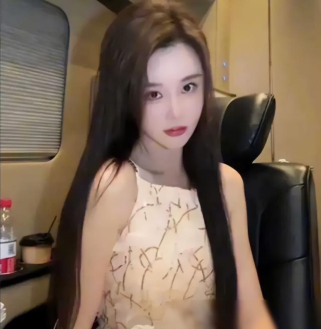 “追龙2”晶女郎邱意浓，直播疯狂打擦边球，扭腰闪现露胸