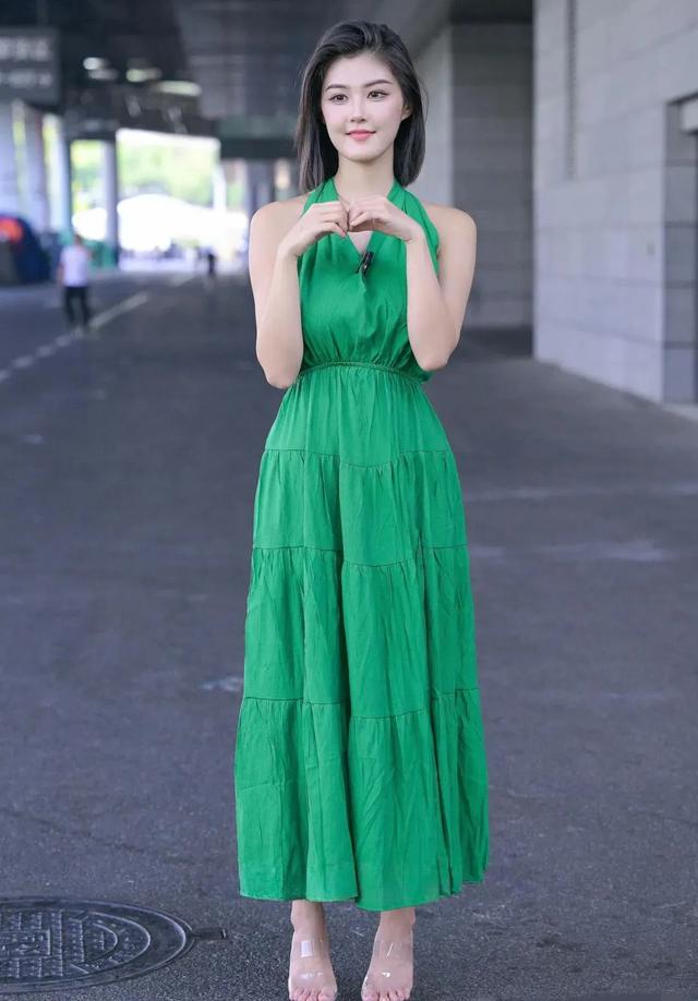 抖音十大网红车模之一程儿,新春换新衣。