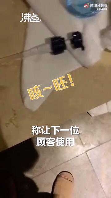 网传一网红男主播在酒店水壶和沐浴露内撒尿！直播时遭网友愤怒追问，账号突被封禁
