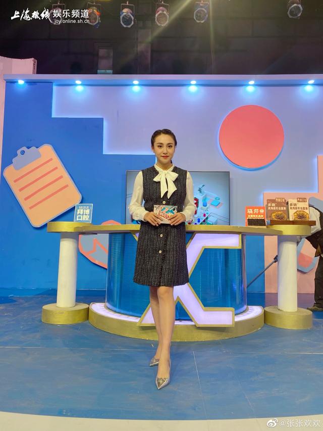 上海电视台42岁美女主播朱赤丹穿套装拍照发生图 结果身材全曝光了