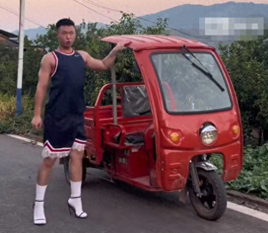 因一双高跟鞋改变命运，20多岁重庆小伙火出圈，央媒：正能量！