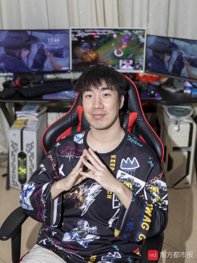游戏直播“工具人”骚男扎根广州:全年无休,爱对着玩偶练习