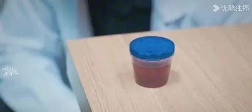 热议!女主播上厕所发现……吓懵!现实中也发生过→