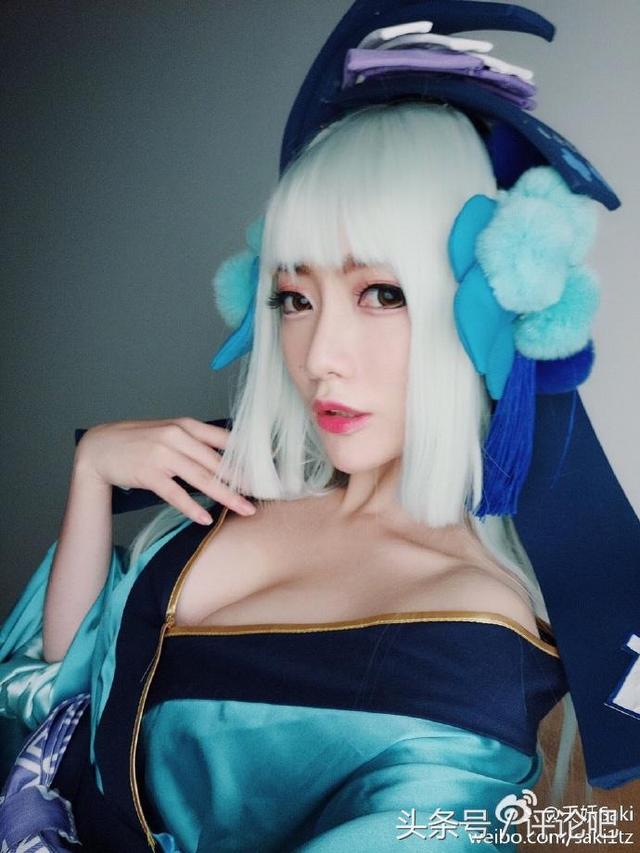 天妖Saki胸大腿长还穿丝袜：一言不合就秀一字马！