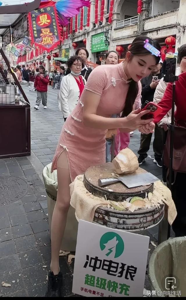下一个肥娟出现？椰子妹妹穿旗袍直播，直播间10万+有广告位