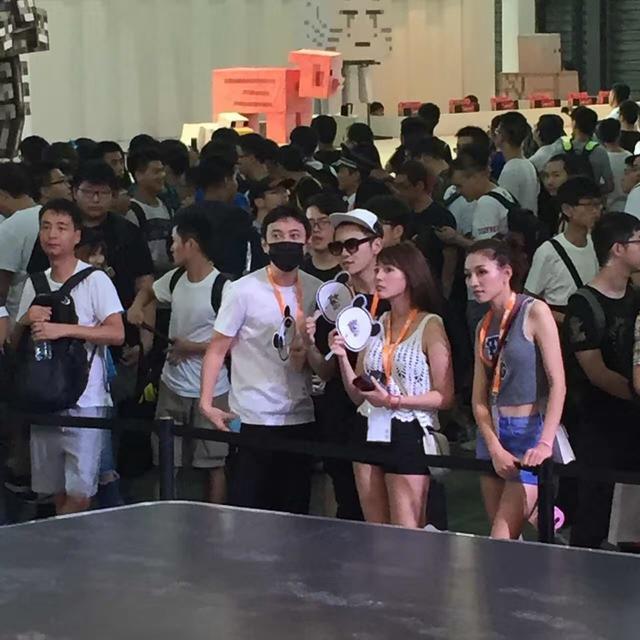 王思聪派出后宫腿池肉林现身ChinaJoy2016