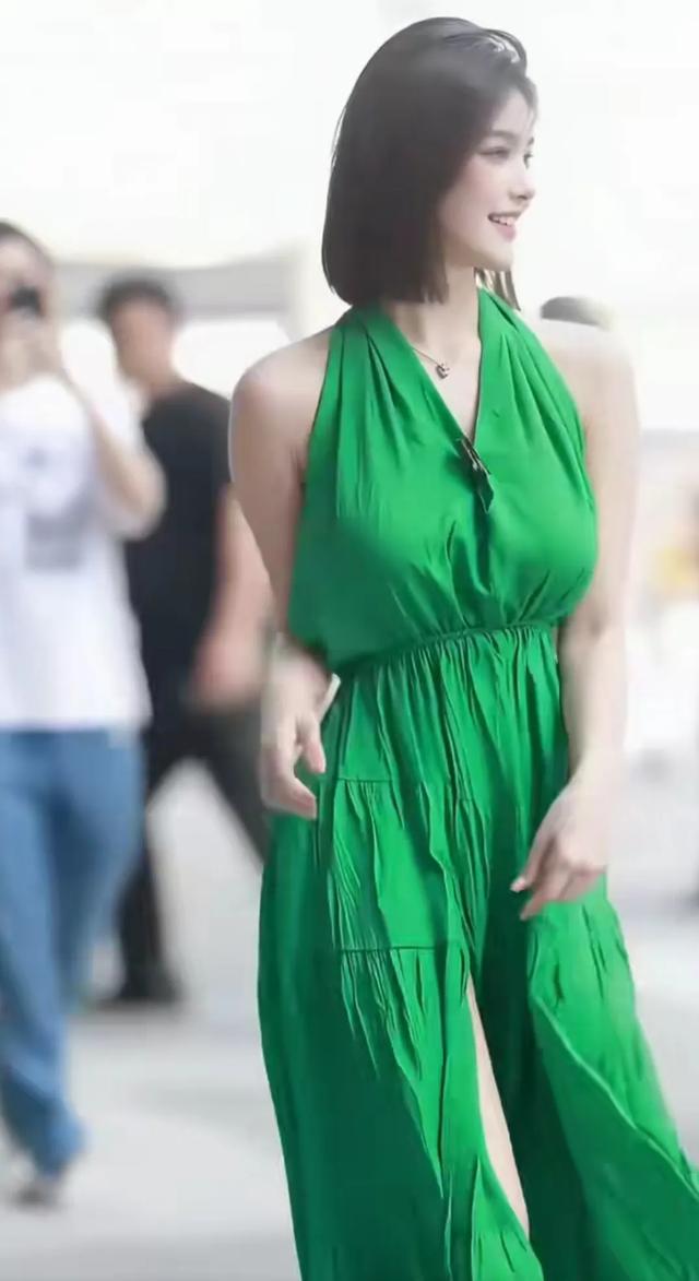 抖音十大网红车模之一程儿,新春换新衣。