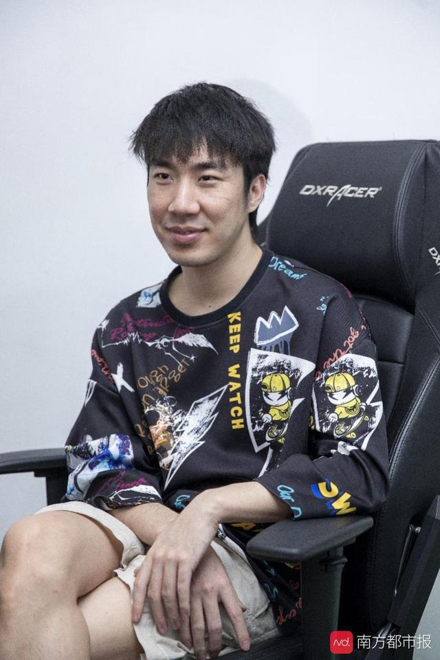 游戏直播“工具人”骚男扎根广州:全年无休,爱对着玩偶练习