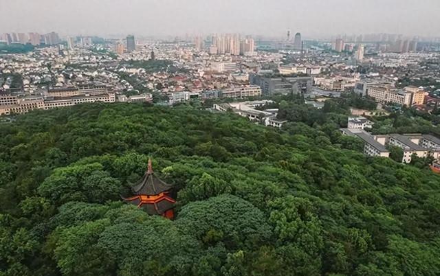 还有比这更劲爆的吗?一对男女森林中野战,却被指挥中心直播调侃