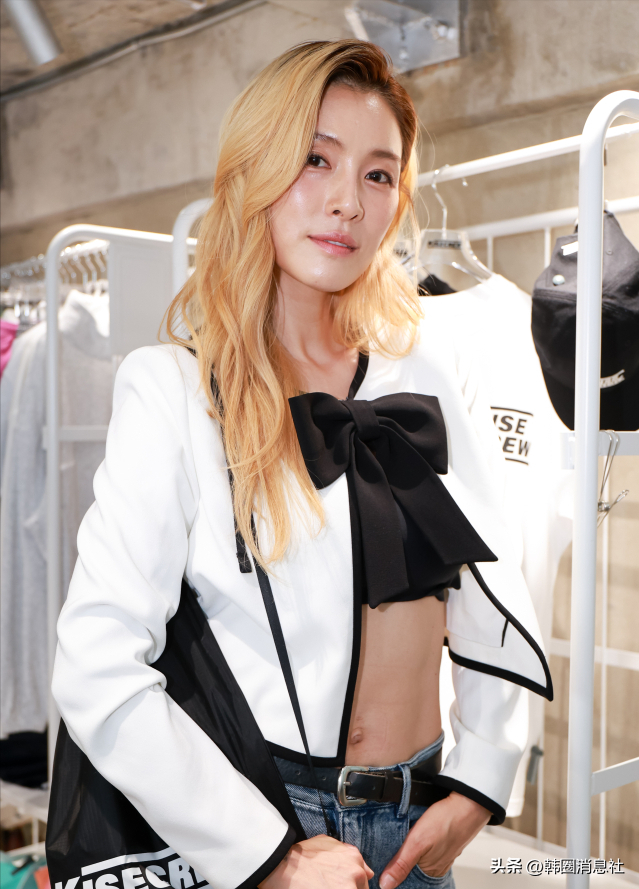 原组合After School成员，发文记录歌手泫雅和龙俊亨结婚现场