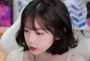 女主播艾琳第九部视频(艾琳慷慨展示大雷，白色吊带十分惹眼，观众：谁把我自瞄打开了？)