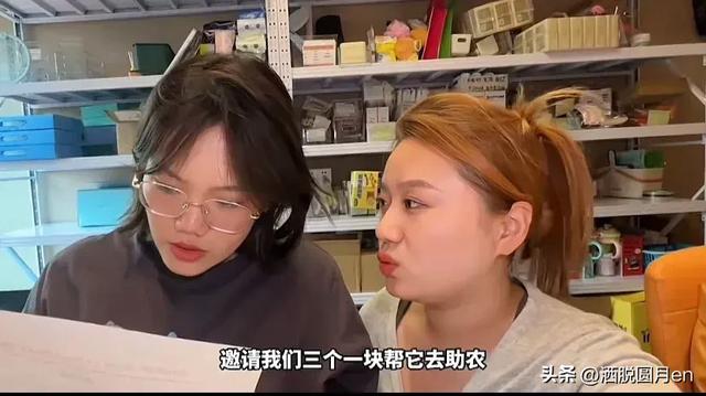 摸鱼三贱客直播一个也不能少，CC穿着华丽像宫里娘娘躺赢