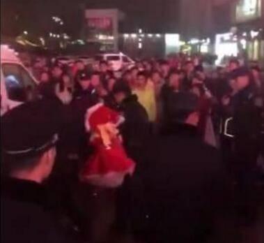 网红圣诞夜春熙路直播发棒棒糖引围观 民警劝离不从被带走批评教育