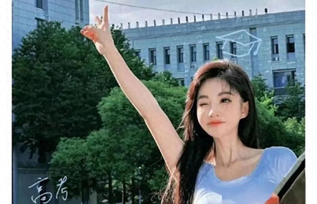 冯提莫健身直播意外走光,直播间遭封禁,网友戏称“垫大不实”