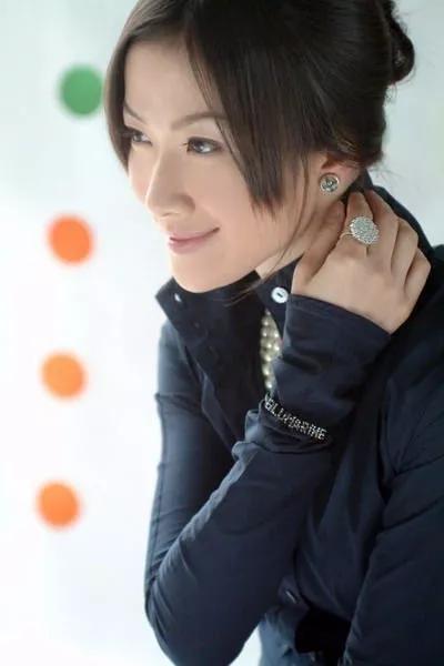 陈怡：江苏卫视综艺一姐，当红时出国进修，41岁成现实版非常完美