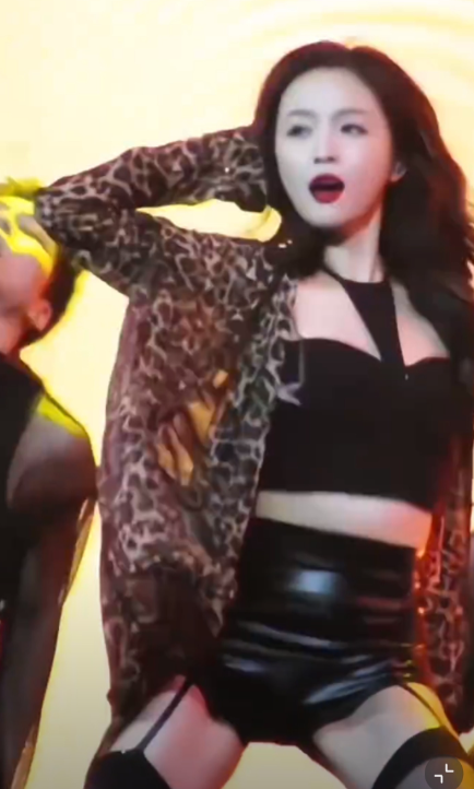 吴宣仪热舞动作引热议！大尺度动作遭男粉吹口哨，吊带黑丝显身材