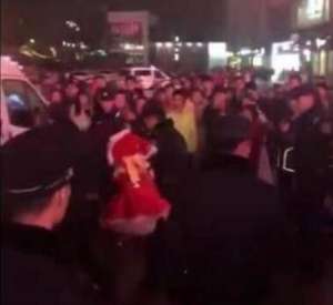 女主播 七哥(网红圣诞夜春熙路直播发棒棒糖引围观 民警劝离不从被带走批评教育)