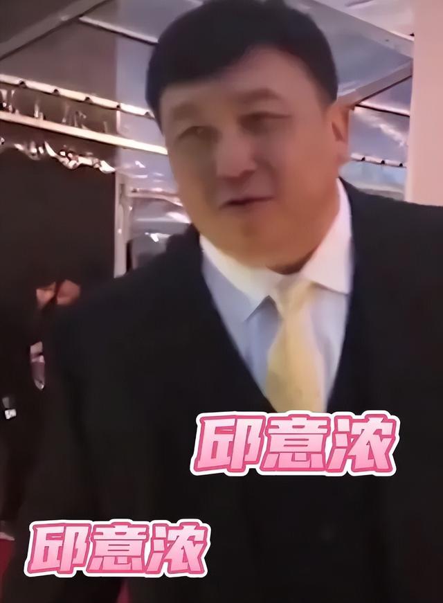 “追龙2”晶女郎邱意浓，直播疯狂打擦边球，扭腰闪现露胸