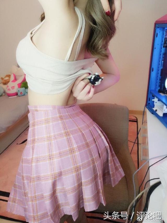 天妖Saki胸大腿长还穿丝袜：一言不合就秀一字马！