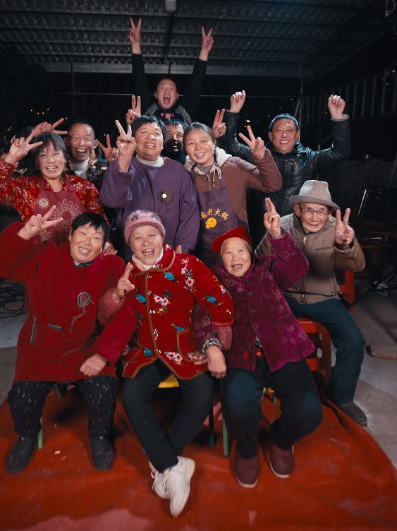 因一双高跟鞋改变命运，20多岁重庆小伙火出圈，央媒：正能量！