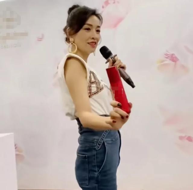 明星直播滤镜太强!张庭酒窝消失,曹颖痣都快没了,生图曝光尴尬