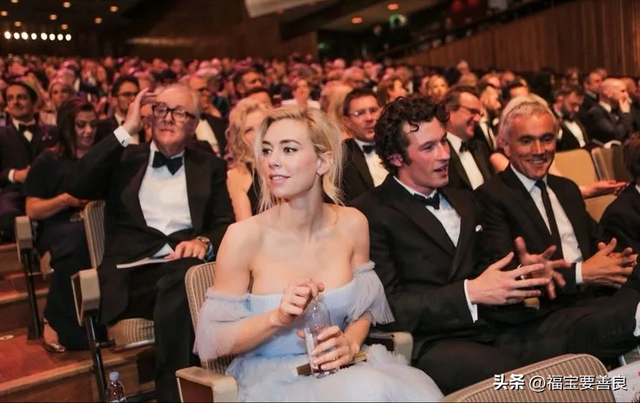 啪姐官宣恋情，给了大金毛一个名分！这嚣张的异性恋，真耀眼啊