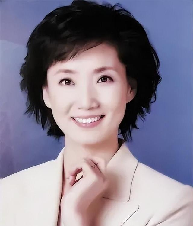 这个“央视首席女主持人”改嫁省委书记后，已走上了另外一条大道