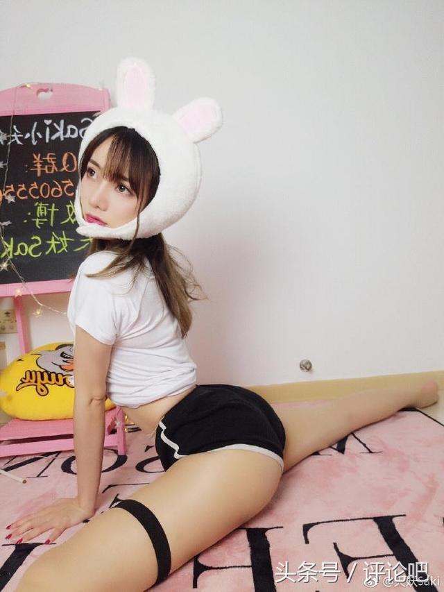 天妖Saki胸大腿长还穿丝袜：一言不合就秀一字马！