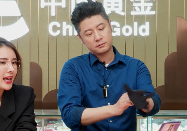 明星直播滤镜太强!张庭酒窝消失,曹颖痣都快没了,生图曝光尴尬