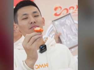 草莓 女主播(旭旭宝宝真是带货鬼才卖草莓和女主播亲密互动,3次违规提醒)