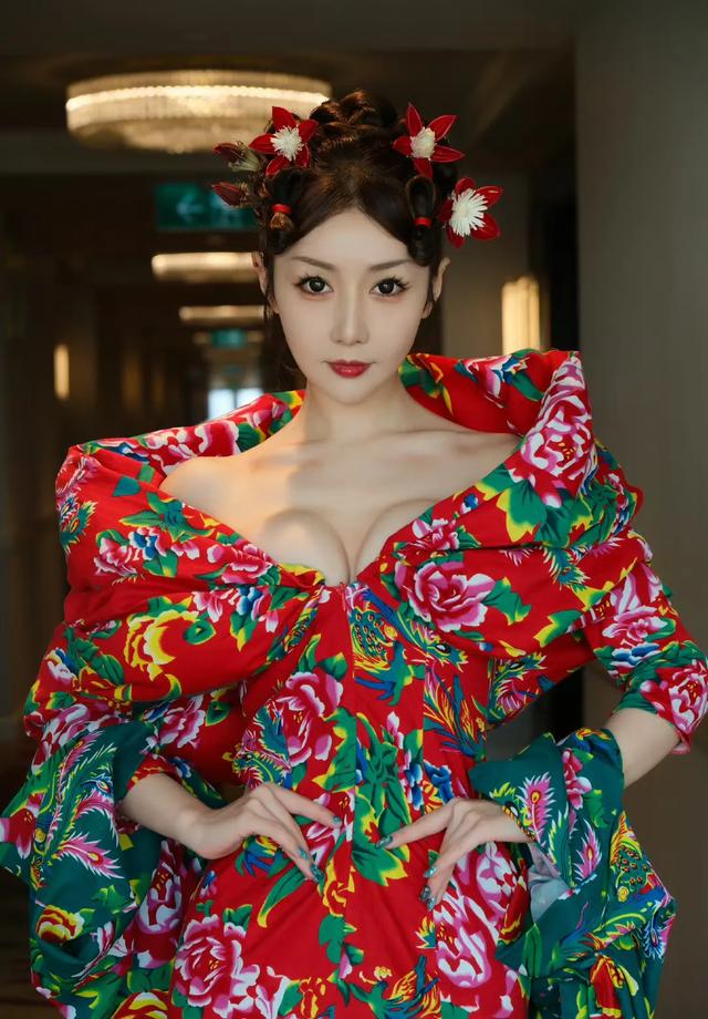 九重紫女演员上手抢主持人话筒，胸都跑出来了，替人尴尬毛病犯了