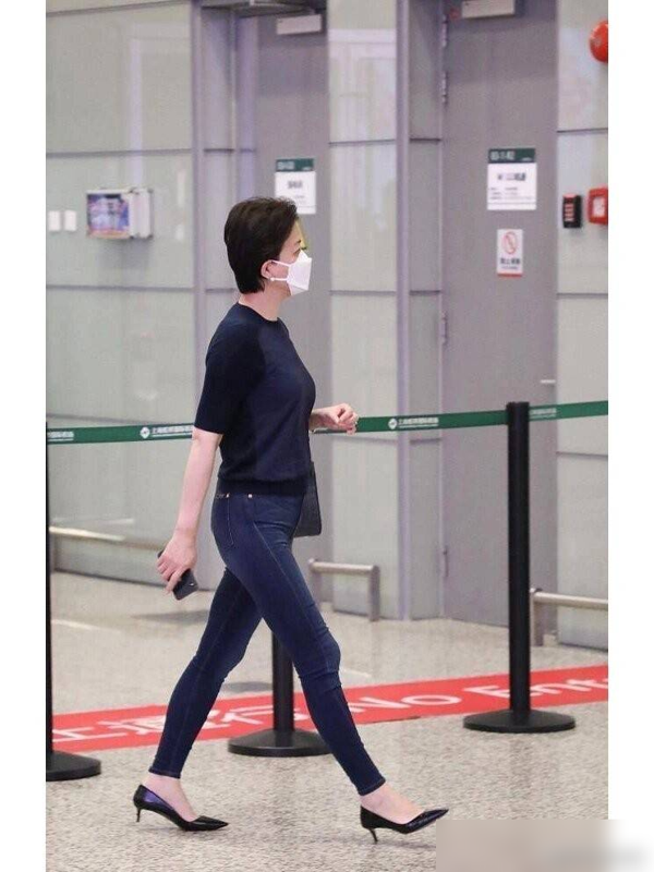 55岁杨澜带火了不费力穿搭:针织衫+牛仔裤+短发,时髦显瘦又洋气