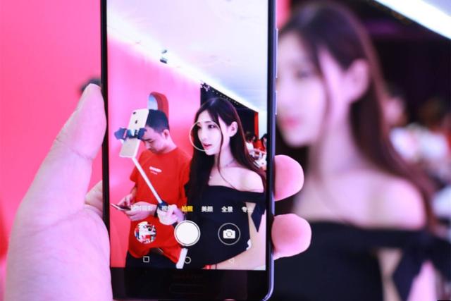 央视点名：女主播“卖肉”不可取，净网行动再展开，众多直播被封