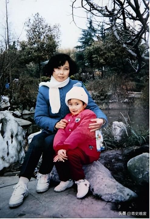 20年前背母上大学的刘霆,却在29岁选择变性,如今的她后悔了吗?