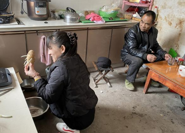 山东美女主播“爬行”生活36年，24岁嫁46岁男人，现在活成这样