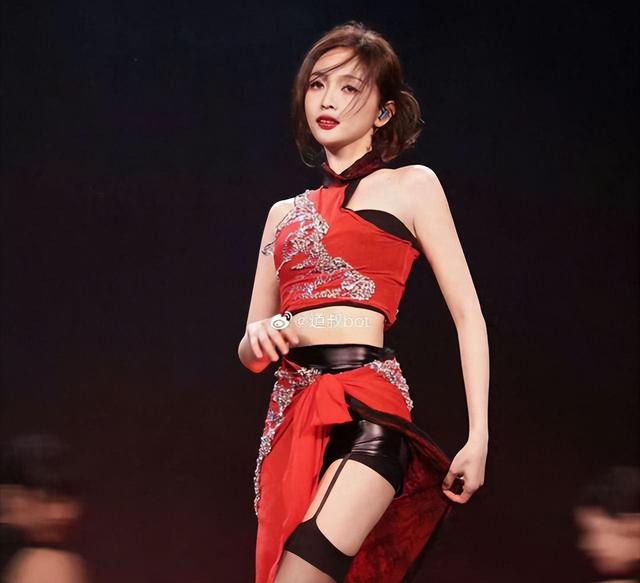 吴宣仪热舞动作引热议！大尺度动作遭男粉吹口哨，吊带黑丝显身材