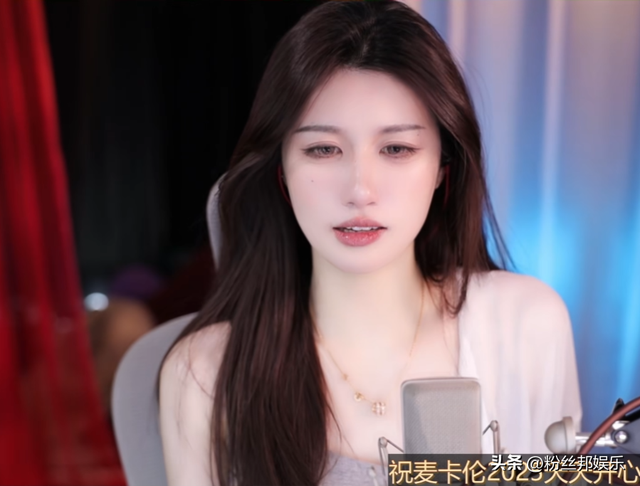 女主播大方晒出泳装照，自曝曾花8万整形，为了讨好大哥特意变大