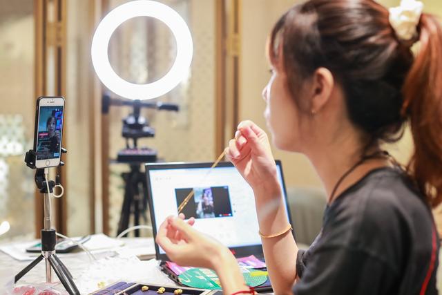 央视点名：女主播“卖肉”不可取，净网行动再展开，众多直播被封