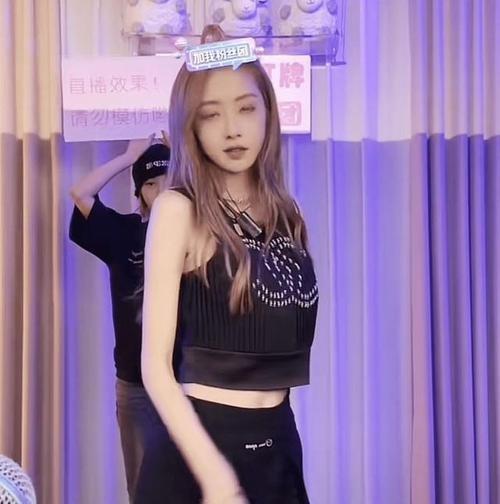 三只羊:性感美女主播卓仕琳,拌胸写真身材劲爆,连看99次啊!