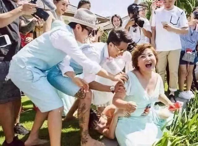 聪明的柳岩,与被压抑的“性感”