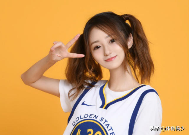 NBA当红女主播小七，神仙颜值十分讨喜，私下是库里的球迷