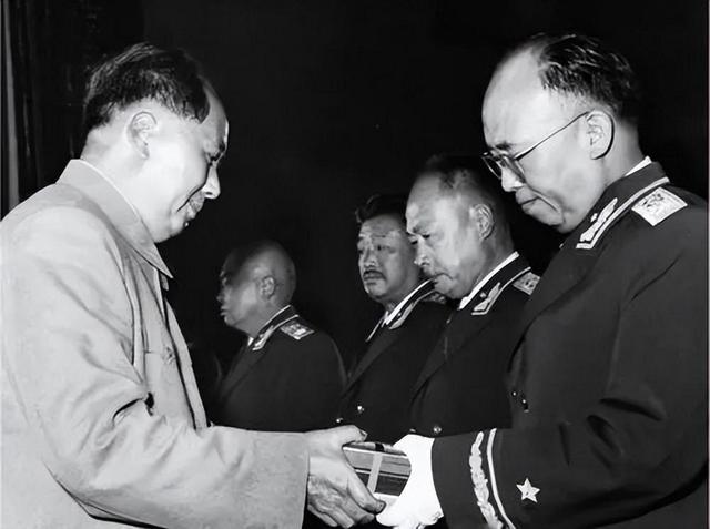 十大元帅之首朱德,授衔编号却是004,毛泽东把001给了谁
