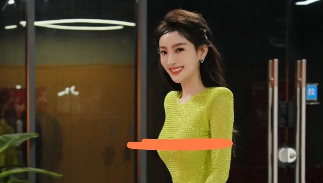女主播直播“艳照”遭封杀!穿衣尺度惹争议,频道火速解约!